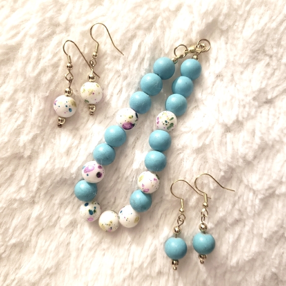 Bracelet and 2 pairs of earrings set. - Picture 1 of 3
